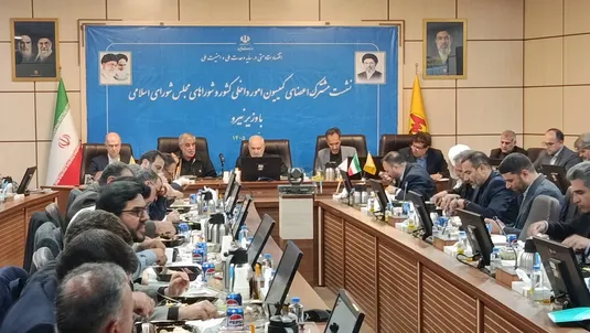 وزیر نیرو: توسعه نیروگاه&zwnj;های تجدیدپذیر باید سرعت گیرد