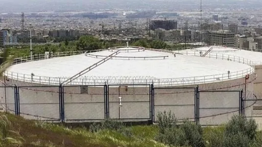 دود سیاه اطراف انبار نفت شهران به علت سوختن مشتقات نفتی است