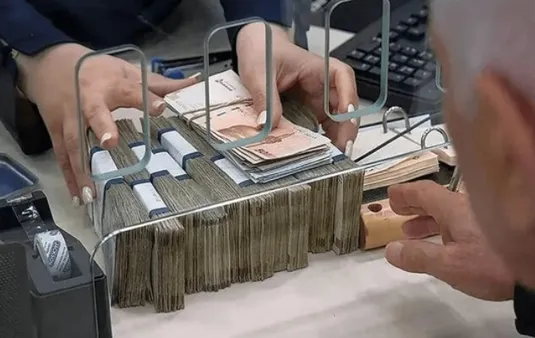 دام جذب پول، رئیس بانک شکار می&zwnj;کند