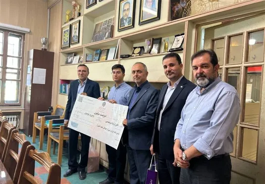 تقدیر بانک ایران&zwnj;زمین از دارنده مدال المپیاد جهانی نجوم