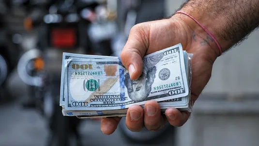 تحریک تقاضا و اتلاف منابع ارزی با دلار سهمیه&zwnj;ای؛ سفره پهن بانک مرکزی برای دلالان