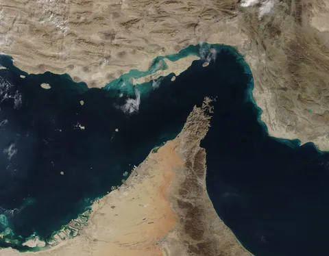 رویترز: تردد از تنگه هرمز به کمترین سطح از ماه مه رسید