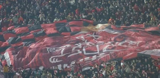 آتیش&zwnj;زدن پرچم پرسپولیس توسط هواداران تراکتور! +فیلم
