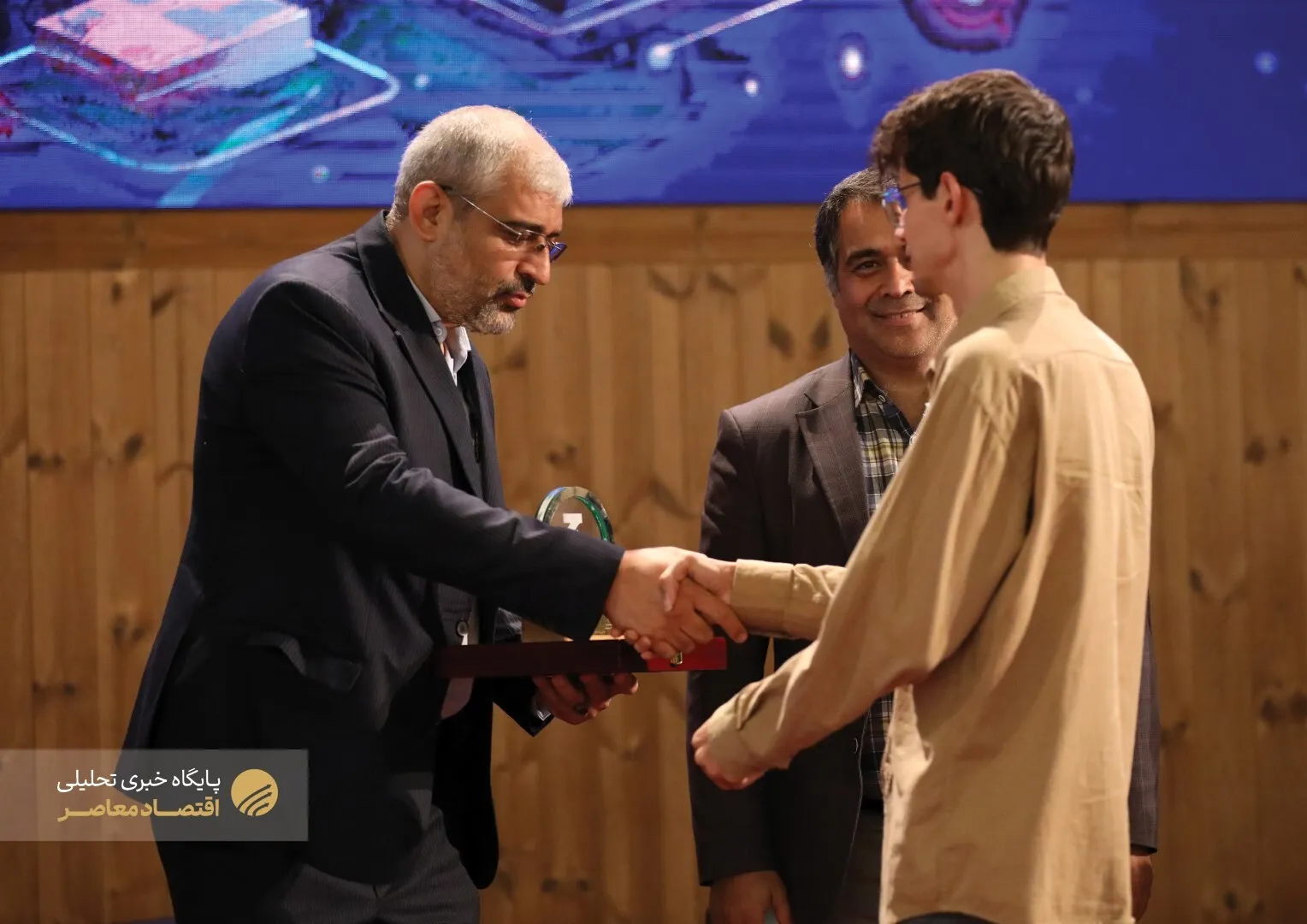 عصر امروز، مراسم همایش روز ملی تجارت الکترونیک با حضور محمدصادق مفتح، قائم مقام وزیر صمت در امور بازرگانی، محمد امین کلاهدوزان، سرپرست مرکز توسعه تجارت الکترونیکی، علیرضا شاه‌میرزایی،  معاون تجارت و خدمات وزارت صمت و جمعی از فعالان اقتصاد الکترونیک برگزار شد.
همچنین در این مراسم از تعدادی از کسب و کارهای موفق حوزه اقتصاد الکترونیک تقدیر شد.